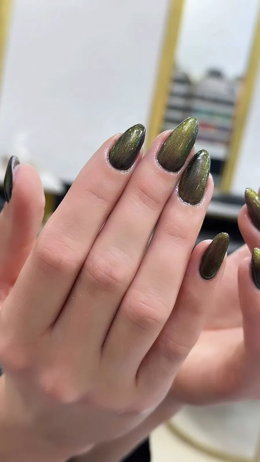 Ongles effet œil de chat